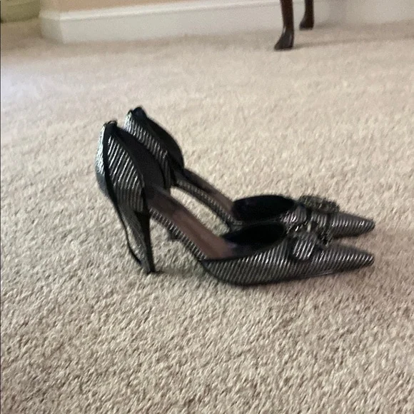 Pointed Toe Metallic Ankle-Strap Pumps - Silver - Picture 4 of 4